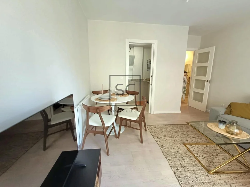 Apartamento con terraza y garaje, cercano a la playa.