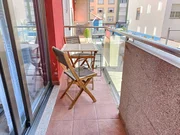 Apartamento con terraza y garaje, cercano a la playa.