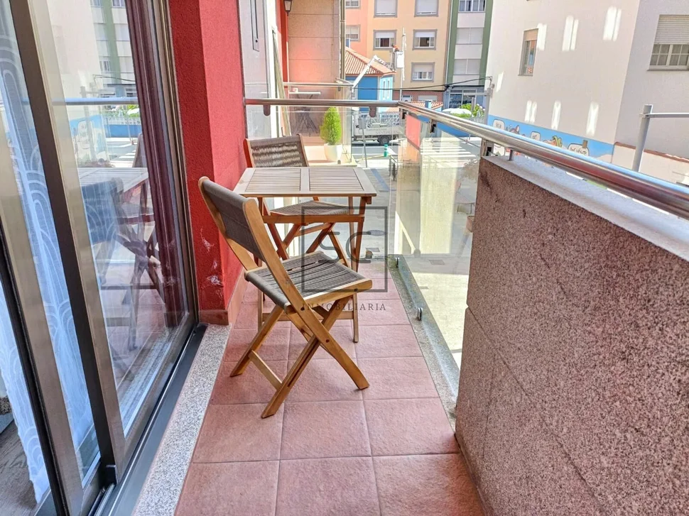 Apartamento con terraza y garaje, cercano a la playa.