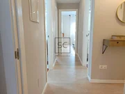 Apartamento con terraza y garaje, cercano a la playa.