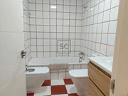Apartamento con terraza y garaje, cercano a la playa.