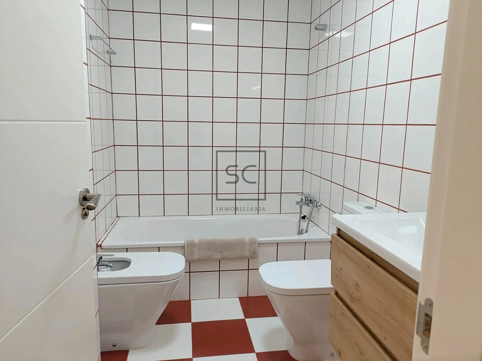 Apartamento con terraza y garaje, cercano a la playa.