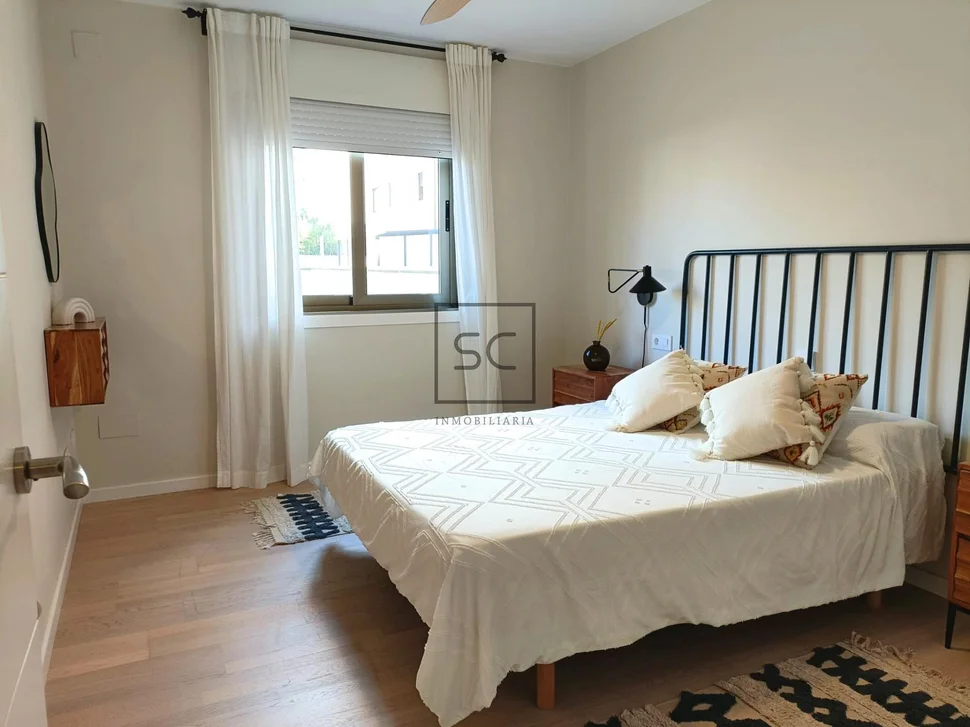 Apartamento con terraza y garaje, cercano a la playa.