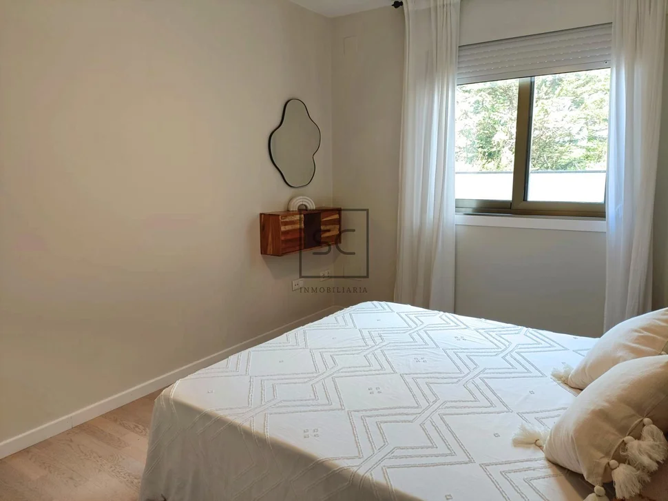 Apartamento con terraza y garaje, cercano a la playa.