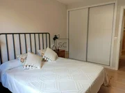 Apartamento con terraza y garaje, cercano a la playa.