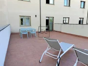 Apartamento con terraza y garaje, cercano a la playa.