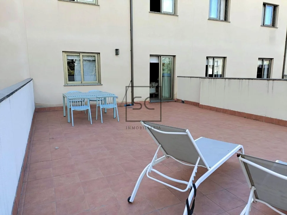 Apartamento con terraza y garaje, cercano a la playa.