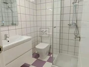 Apartamento con terraza y garaje, cercano a la playa.