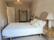 Apartamento con terraza y garaje, cercano a la playa.