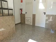 Apartamento con terraza y garaje, cercano a la playa.