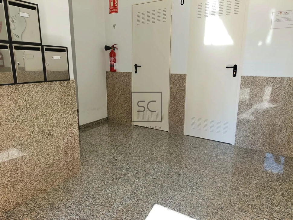 Apartamento con terraza y garaje, cercano a la playa.