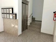 Apartamento con terraza y garaje, cercano a la playa.