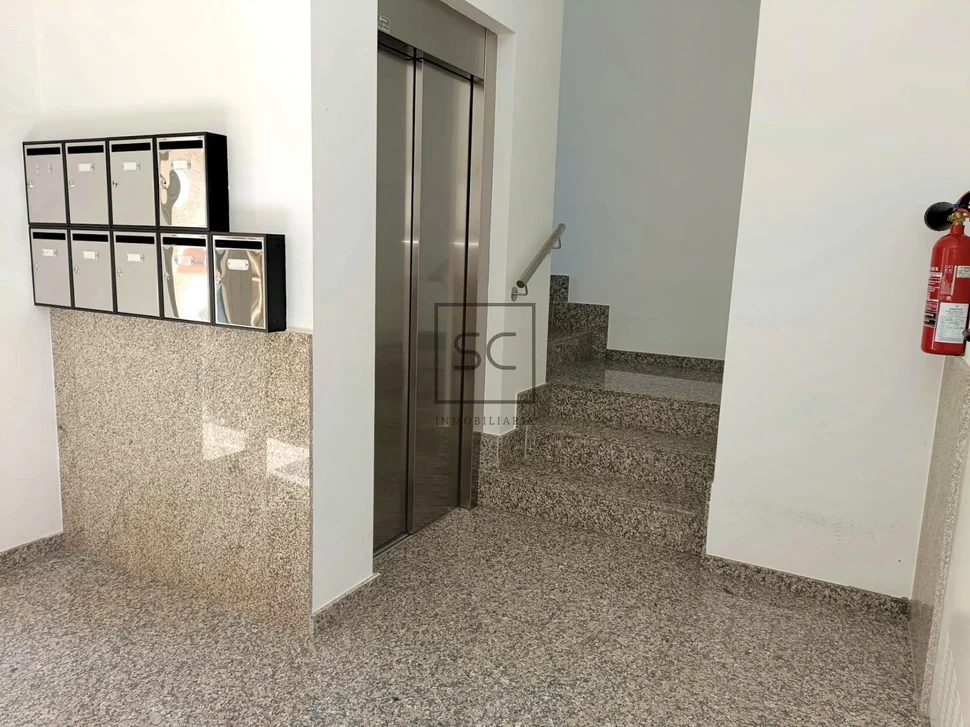Apartamento con terraza y garaje, cercano a la playa.