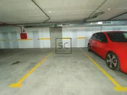 Apartamento con terraza y garaje, cercano a la playa.