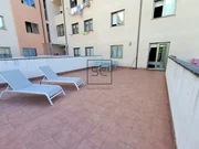 Apartamento con terraza y garaje, cercano a la playa.