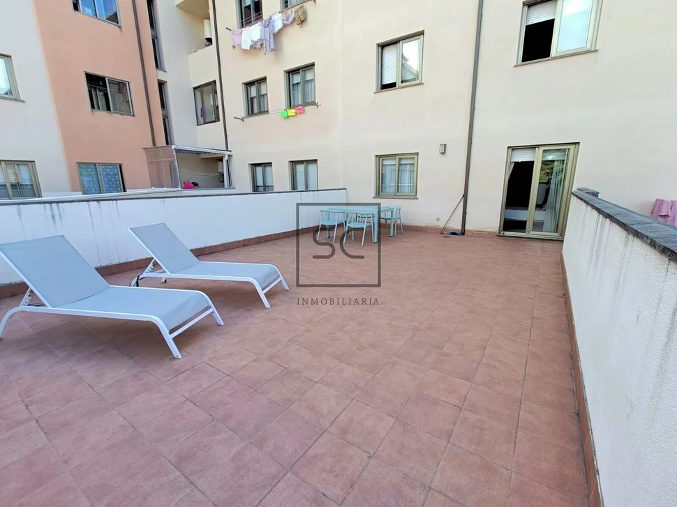 Apartamento con terraza y garaje, cercano a la playa.