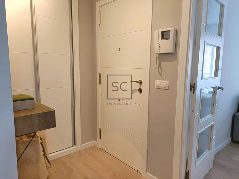 Apartamento con terraza y garaje, cercano a la playa.