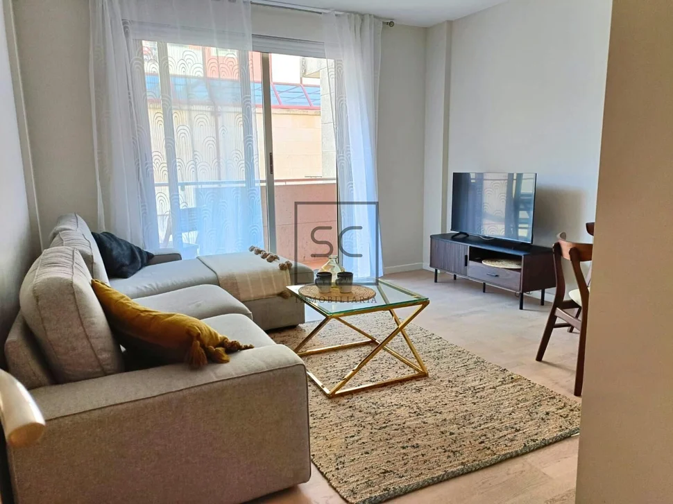 Apartamento con terraza y garaje, cercano a la playa.