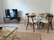 Apartamento con terraza y garaje, cercano a la playa.