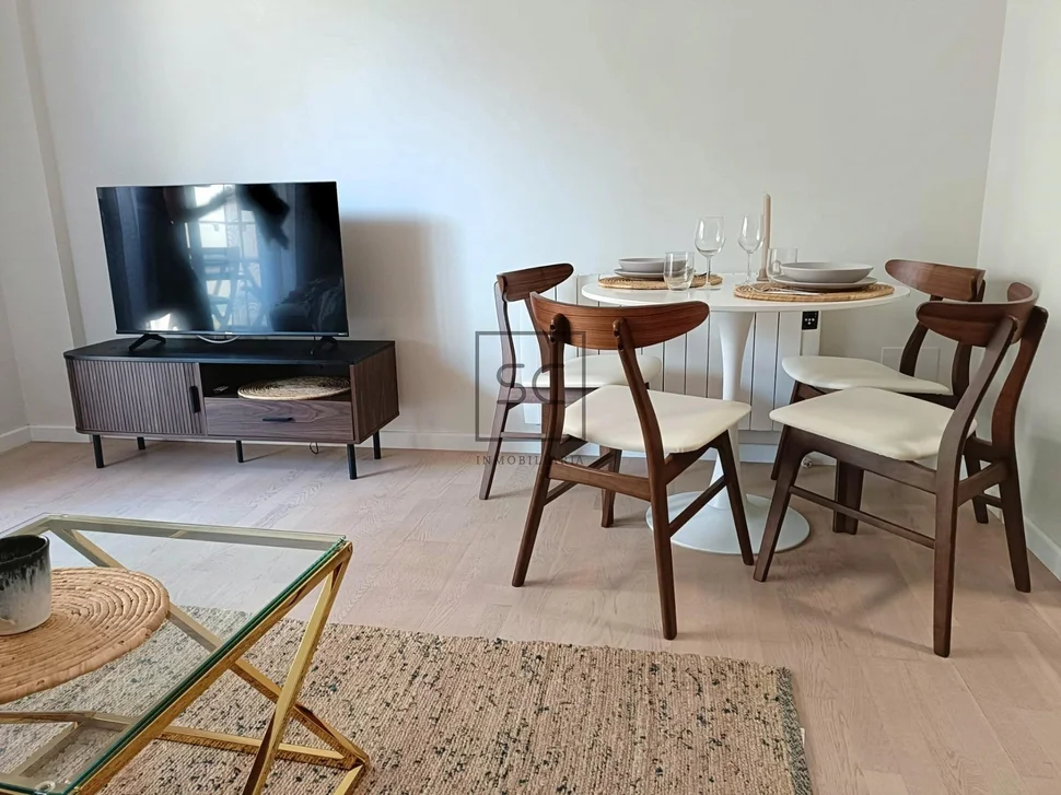 Apartamento con terraza y garaje, cercano a la playa.