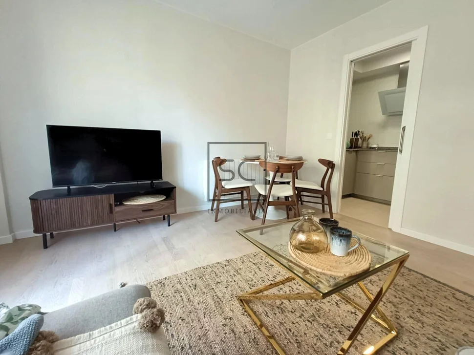 Apartamento con terraza y garaje, cercano a la playa.