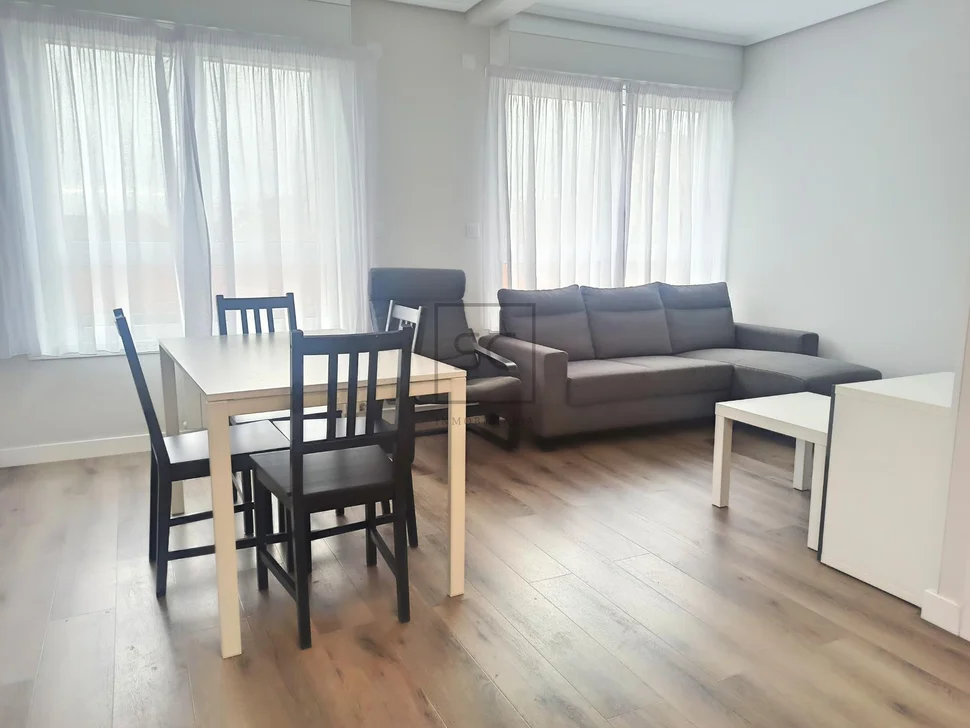 Luminoso piso con ascensor en el centro