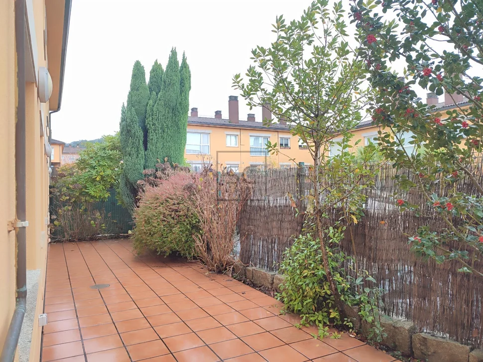 Bajo vivienda con terraza de 38 mts en Miño