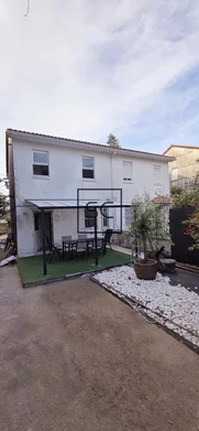 Casa pareada con patio en Catabois, Ferrol.