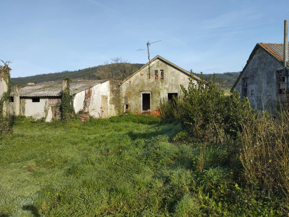 Casa para rehabilitar y gran finca en san román, cedeira