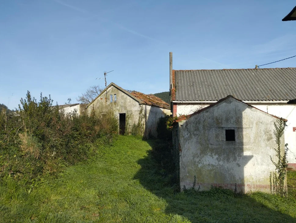 Casa para rehabilitar y gran finca en san román, cedeira