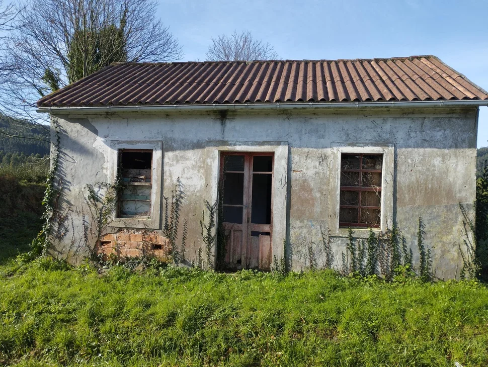 Casa para rehabilitar y gran finca en san román, cedeira