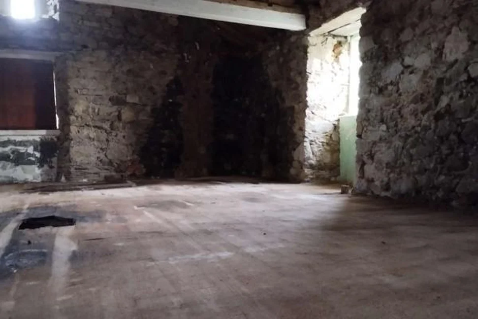 Casa de piedra para rehabilitar con gran finca en Meirás, Valdoviño.