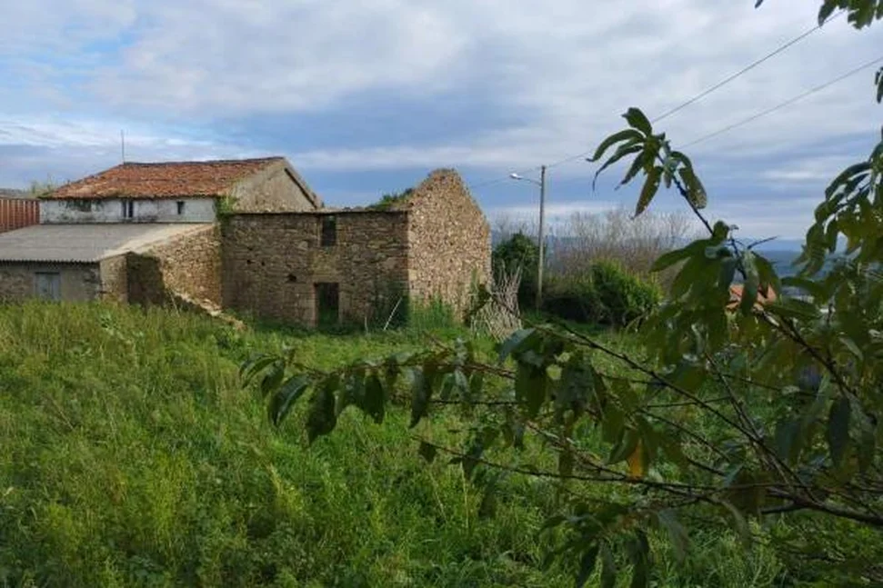 Casa de piedra para rehabilitar con gran finca en Meirás, Valdoviño.