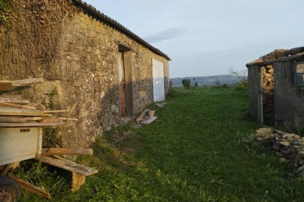 Casa de piedra para rehabilitar con gran finca en Meirás, Valdoviño.