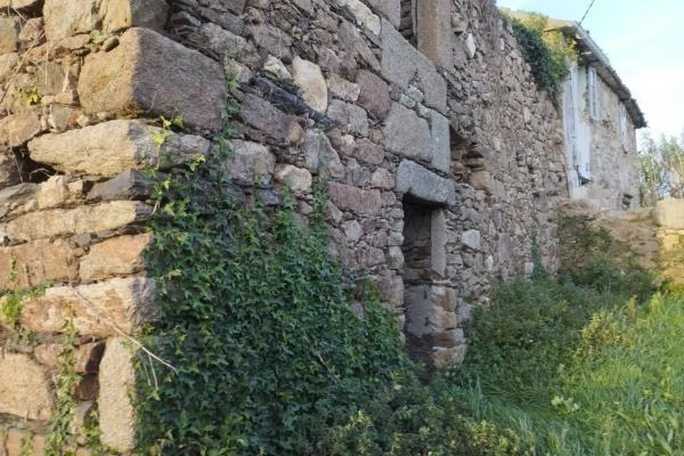 Casa de piedra para rehabilitar con gran finca en Meirás, Valdoviño.