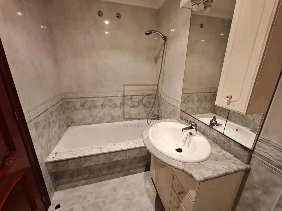 Piso amplio con ascensor y garaje en fajardo, ferrol