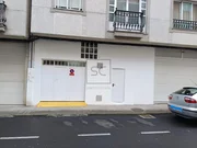 Bajo comercial en Alto do Castaño, junto al ayuntamiento de Narón.