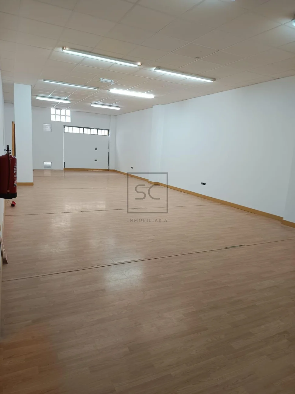 Bajo comercial en Alto do Castaño, junto al ayuntamiento de Narón.