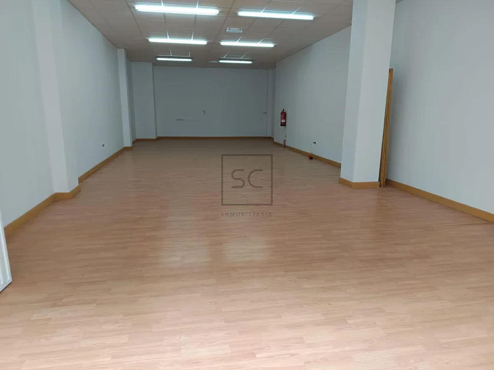 Bajo comercial en Alto do Castaño, junto al ayuntamiento de Narón.