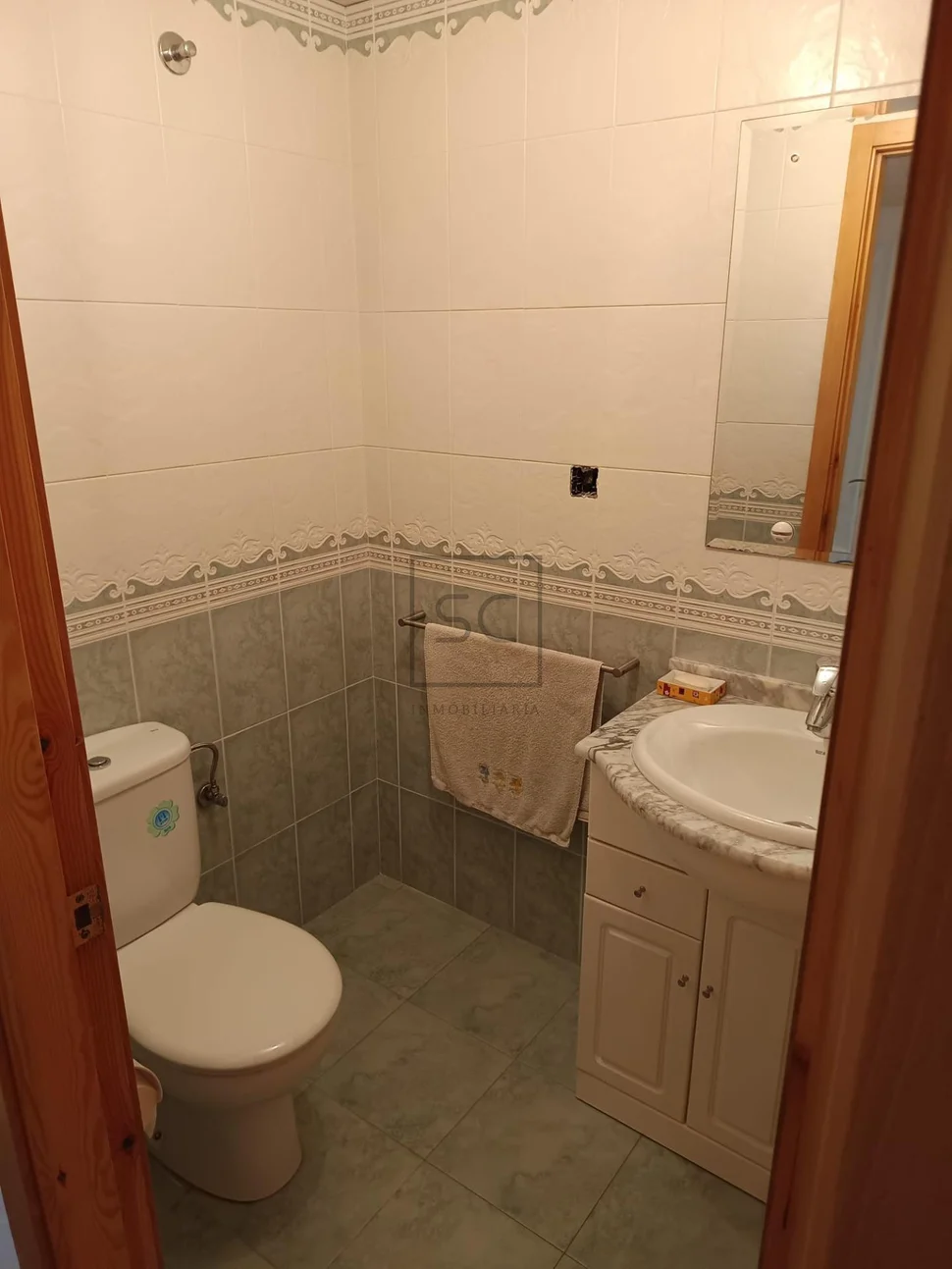 Bajo comercial en Alto do Castaño, junto al ayuntamiento de Narón.