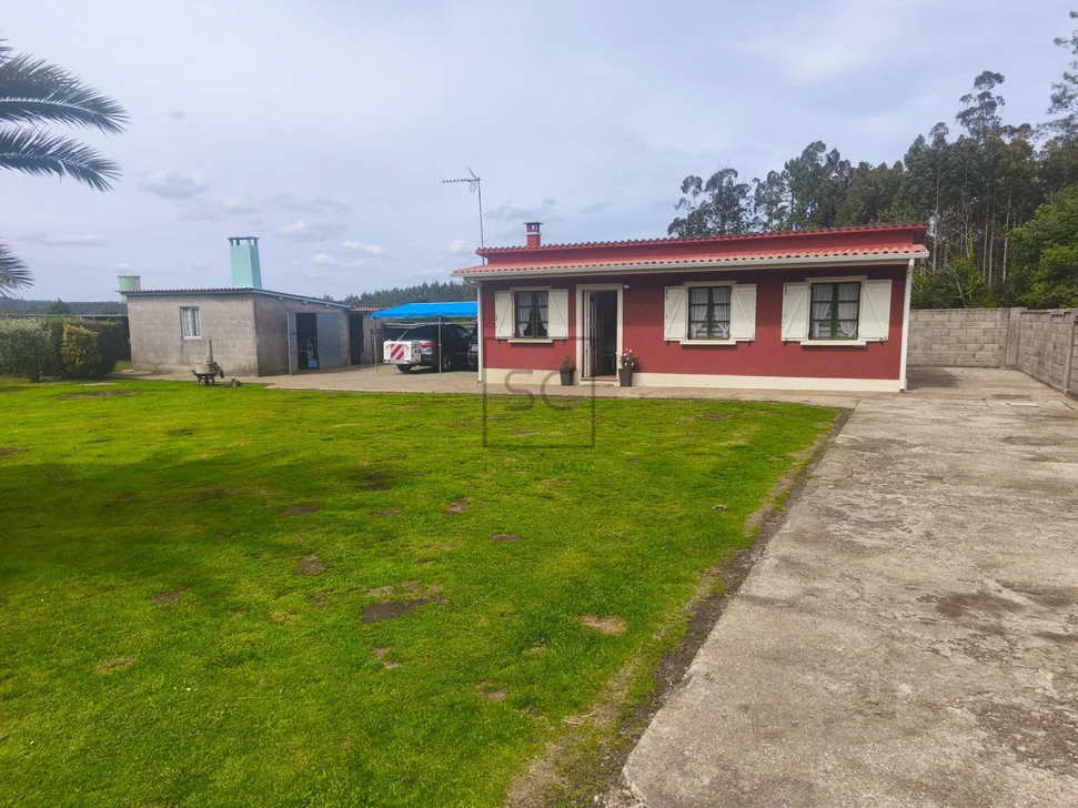 Casa con finca y bodegas en Monfero – foto 1