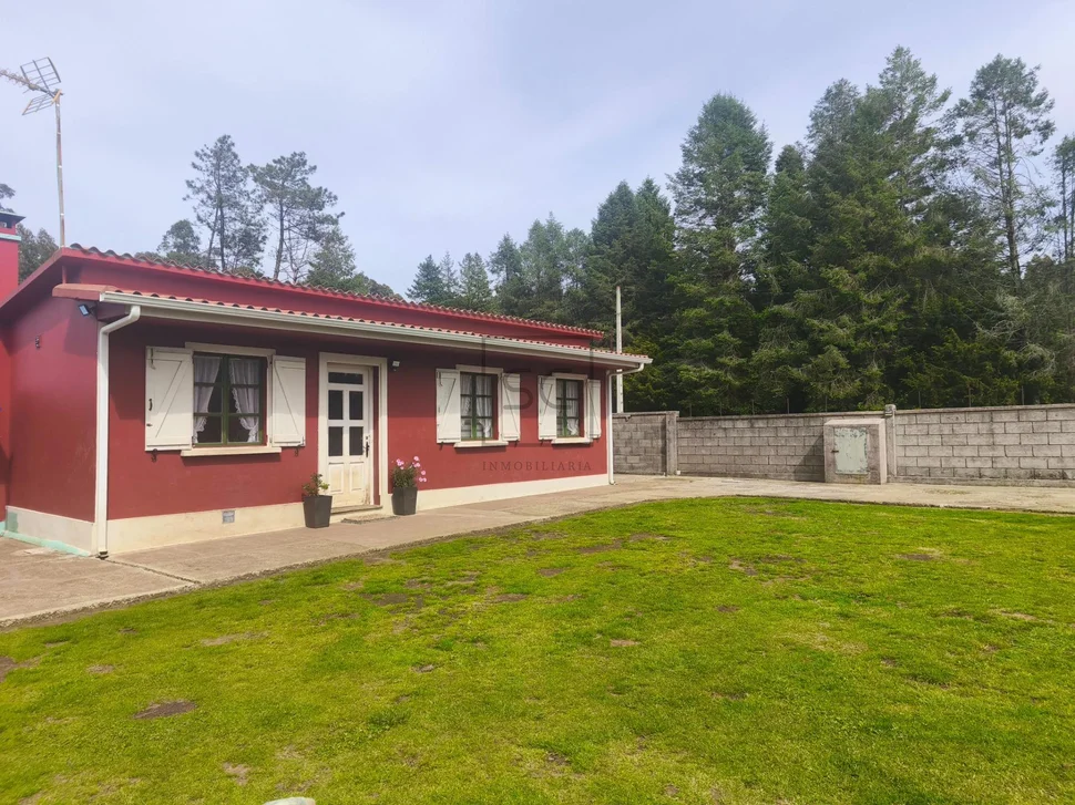 Casa con finca y bodegas en Monfero