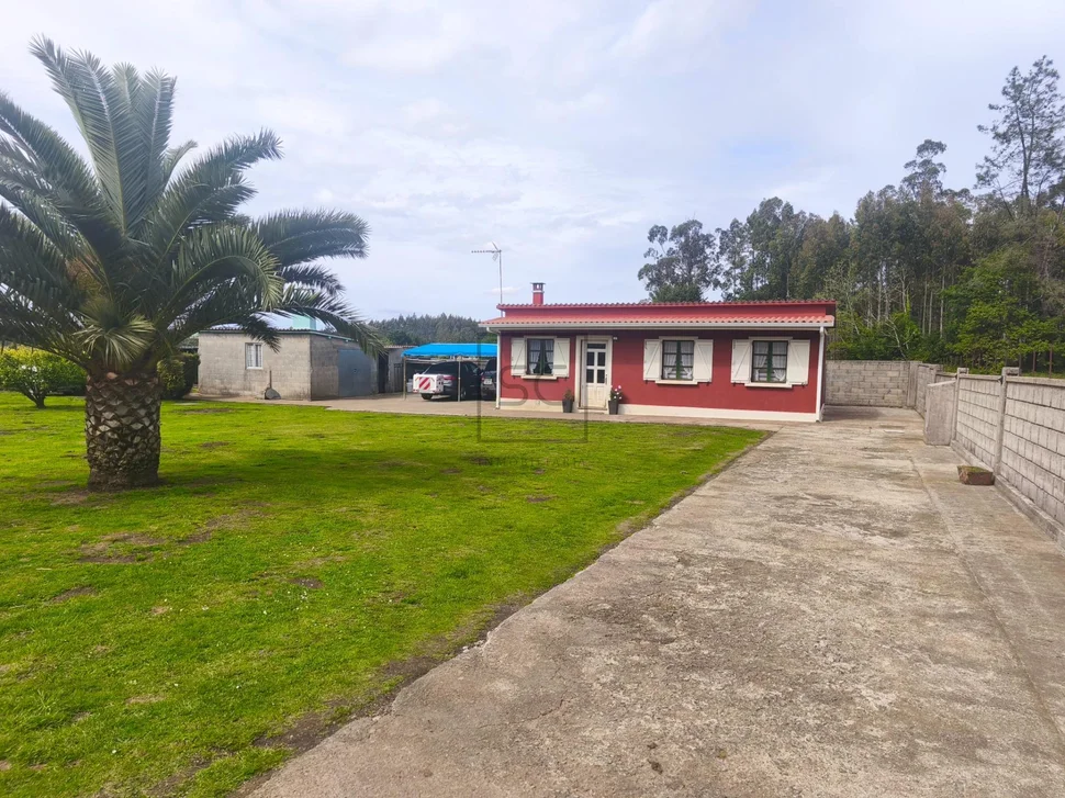 Casa con finca y bodegas en Monfero