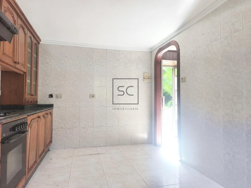 Casa con garaje y finca en San Román, Cedeira