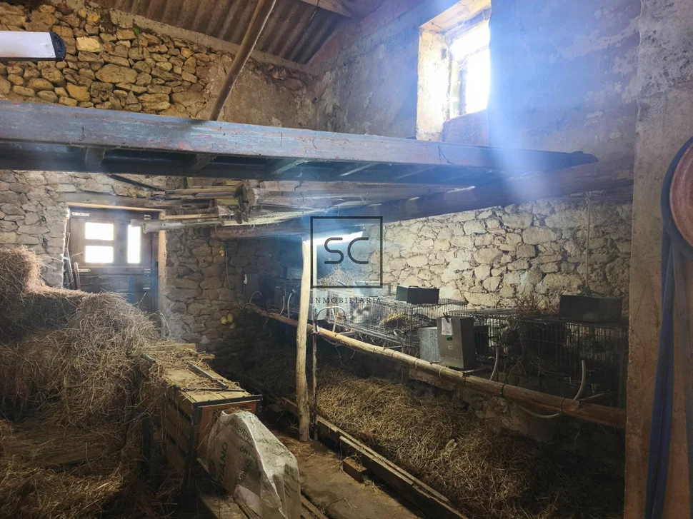 Casa de piedra para restaurar en O Val, Narón.