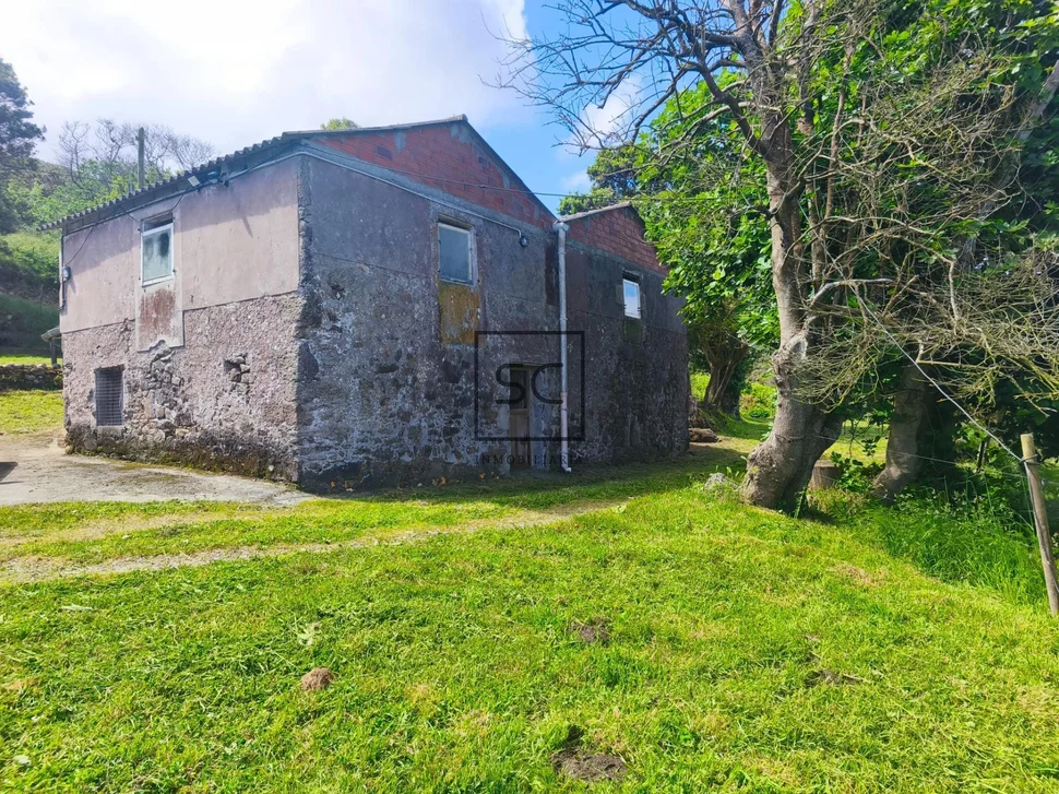 Casa de piedra para restaurar en O Val, Narón.