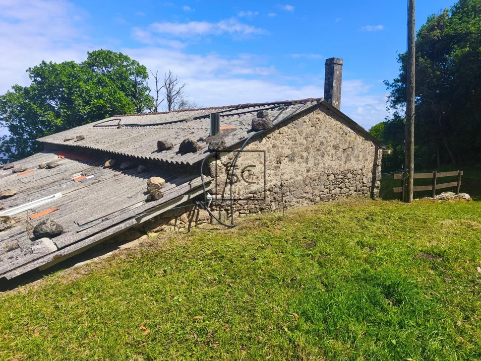 Casa de piedra para restaurar en O Val, Narón.