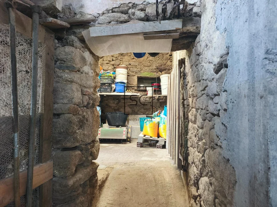 Casa de piedra para restaurar en O Val, Narón.