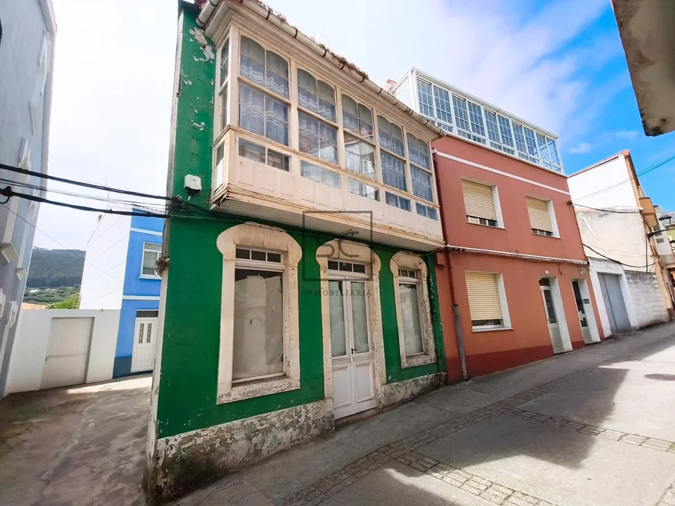 Casa adosada en el centro de Cariño.