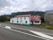 Casa y negocio en Mera de Arriba, Ortigueira.